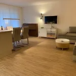 Moderne Ferienwohnung nahe SWR und Golfplatz